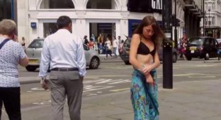 Благородная причина, почему эта девушка стояла в трусах и лифчике на самой оживленной улице Лондона (5 фото)
