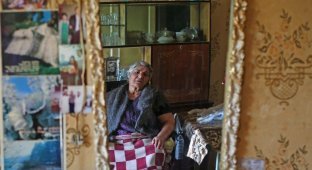 В Армении инвалид в течение 10 лет не может покинуть квартиру из-за соседской кладовки (2 фото)