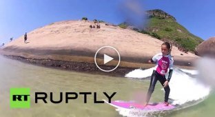 9-летняя бразильская девочка без руки покоряет волны