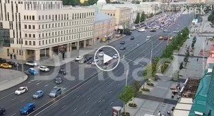 В центре Москвы на Садовом кольце опрокинулся груженый КАМАЗ Минобороны
