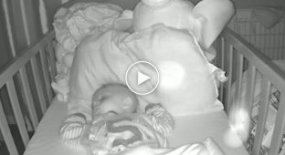 Призрак повернул видеоняню и напугал мать малыша