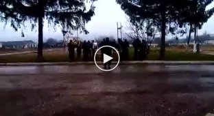 Что делают Украинские солдаты на оккупированных территориях (майдан)