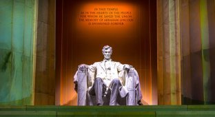 Киргиз написал свое имя на мемориале Линкольну в Вашингтоне (2 фото)