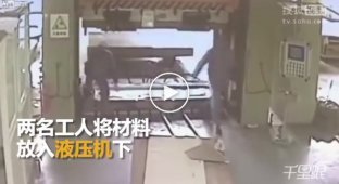 Китайский оператор раздавил напарника гидравлическим прессом