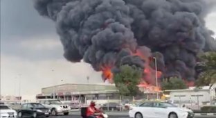 Центр Аджмана в пламени и дыму (3 фото + 2 видео)