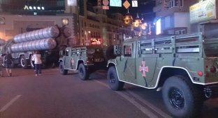 Военная техника изуродовала новый асфальт на центральном проспекте столицы
