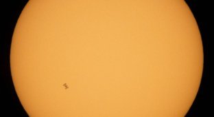 Проход Международной космической станции по диску Солнца (3 фото)