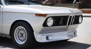 Стильный 55-летний тюнингованный BMW 2002 (20 фото)