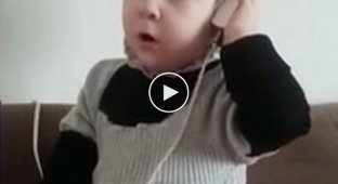 Смешной диалог маленького ребенка на игрушечном телефоне
