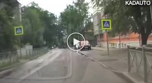 В Калининграде авто внезапно провалилось под асфальт