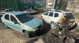 В Саратове «случайно» загорелись две иномарки, припаркованные у подъезда многоквартирного дома (4 фото)