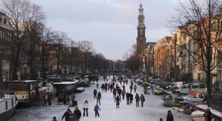 Каналы в Голландии превратились в каток (10 фото)