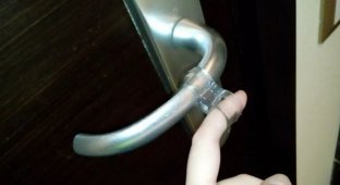 Вот зачем за границей на дверные ручки надевают силиконовые кольца (5 фото)