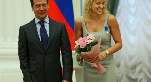 Медведев и победительницы Олимпиады 2008 (15 фото)