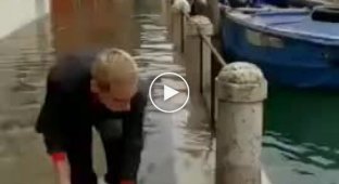 Решил справиться с наводнением в Венеции