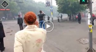 Как танки национальной гвардии таранили баррикады в Мариуполе (9 мая) (майдан)