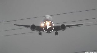 «Боинг-777» заход на второй круг из-за мощного бокового ветра