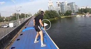 Парень прыгнул с моста в реку, находясь на крыше движущегося поезда метро