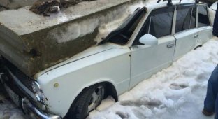 В Саратове подпорная стена рухнула на припаркованные под ней автомобили (11 фото)