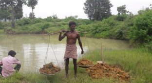Житель Индии потратил 27 лет жизни, чтобы вырыть пруд (2 фото)