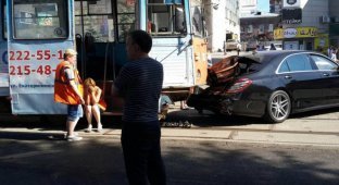 В Перми трамвай протаранил два дорогих Мерседеса (6 фото + 1 видео)