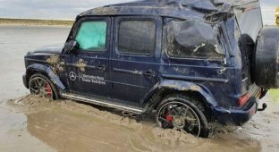 Испытания на мокром песке: Mercedes-AMG G63 несколько раз перевернулся на пляже (3 фото + 1 видео)