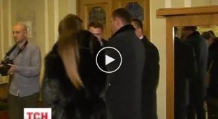 Молодая депутатка в норковой шубе и золотоым айфоном не смогла определить государственный устрой Украины