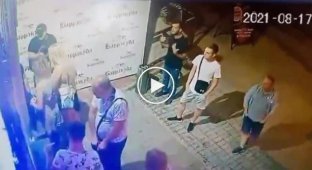В Бердянске охранник ночного клуба отправил девушку в нокаут