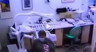 Женщина, которая впервые увидела кресло стоматолога и забавно с него свалилась