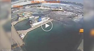 Круизный лайнер разрушил пристань в итальянском порту