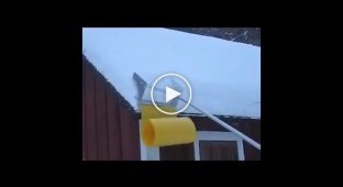 Как надо чистить снег с крыши дома
