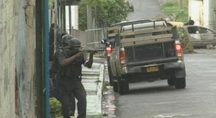 Ямайский Робин Гуд: Столкновения бандитов и полиции на Ямайке (19 фото)
