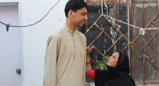 Двухметровому подростку-пакистанцу пришлось бросить учебу из-за насмешек (6 фото)