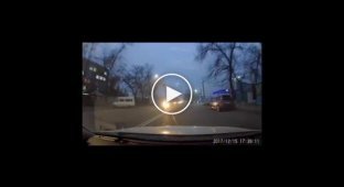 В Бишкеке хам пытался проехать по встречной, а затем обматерил водителя, который его не пропустил (мат)