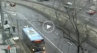 В Москве девушка на MINI влетела в автобус, высаживавший пассажиров