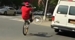 Трюки на велосипеде в городском трафике