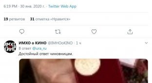 Крымские чиновницы в шубах подарили блокадникам по батону и медали (1 фото)