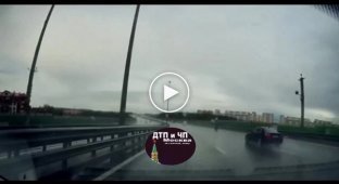 Водитель BMW «поймал» отбойник во время дождя