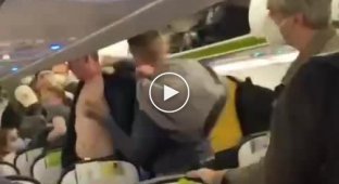 Пассажиры рейса Берлин - Москва кулаками усмирили пьяного авиадебошира (мат)