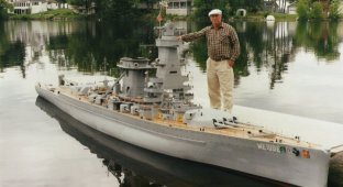Уиллиам Терра и 10-метровая копия боевого корабля (12 фото)
