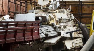 Бразильская полиция во время обыска склада обнаружила два танка (3 фото)