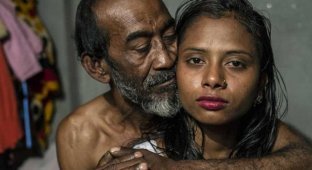 Жизнь, похожая на ад: как живут женщины в старейшем борделе Бангладеш (16 фото)