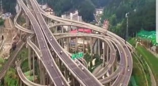 Дорожная развязка в Китае, которая похожа на гигантские американские горки для автомобилей (2 фото + 1 видео)
