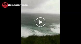 Водопад в Ирландии, который начал «течь» снизу вверх