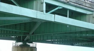 В США треснул мост, соединяющий два штата (2 фото)