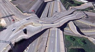 Искаженная реальность на открытках с Google Earth (13 фото)