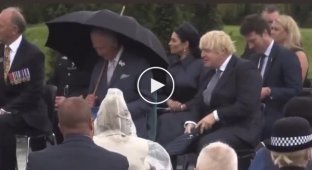 Премьер-министр Великобритании Борис Джонсон не справился с зонтом и насмешил принца Чарльза