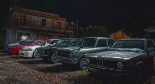 Ночной фоторепортаж с самого безумного автомобильного кладбища Японии (25 фото)