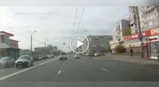 Культурная семья из Омска показывает, как не надо переходить дорогу