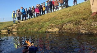 Шотландские дети устроили героические похороны в духе викингов двум школьным рыбкам (5 фото)